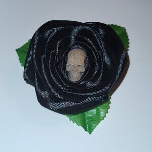 Black ribbon rose w/skull